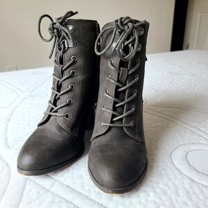Gray heeled boots, .